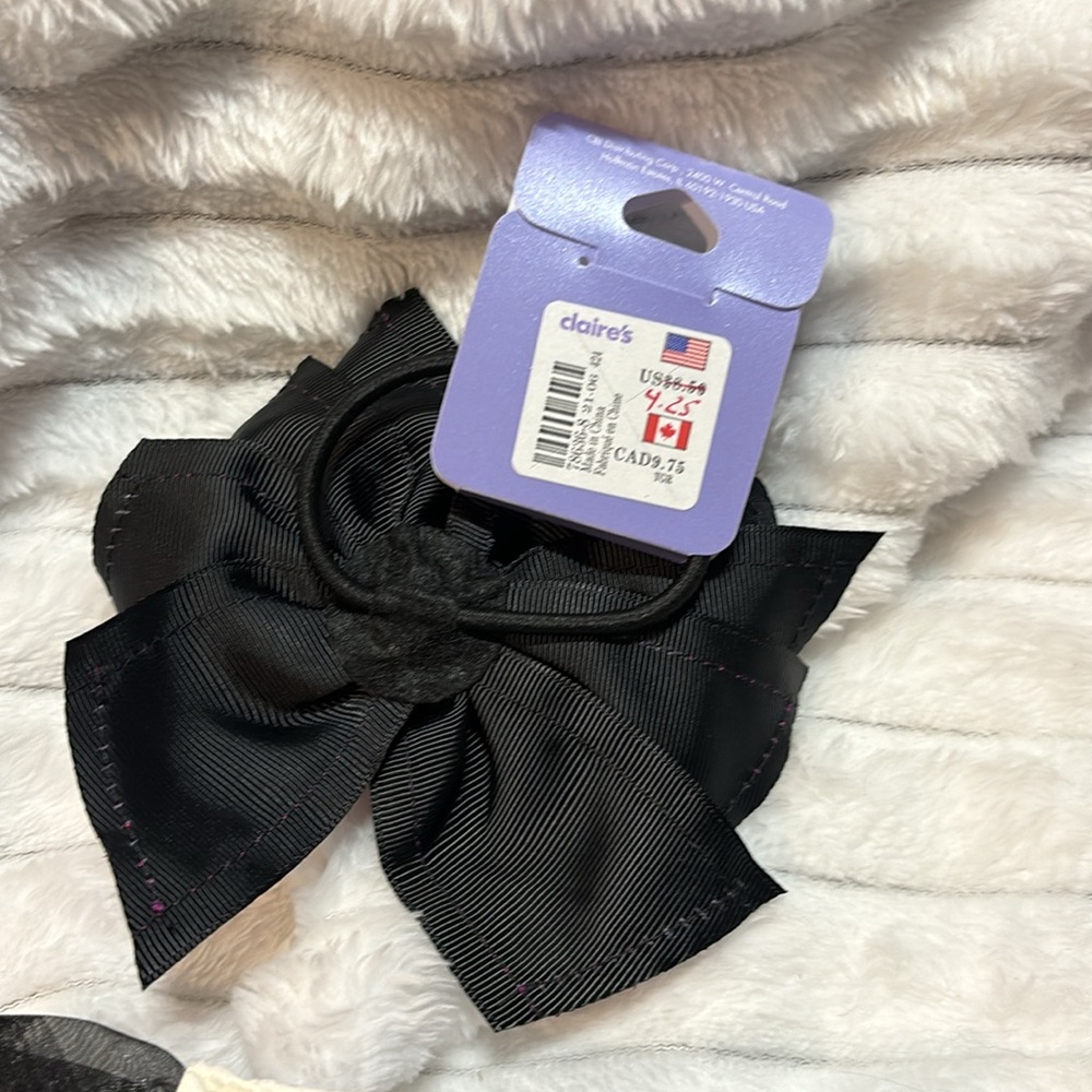 Hair scrunchies and gloves - Picture 5 of 7